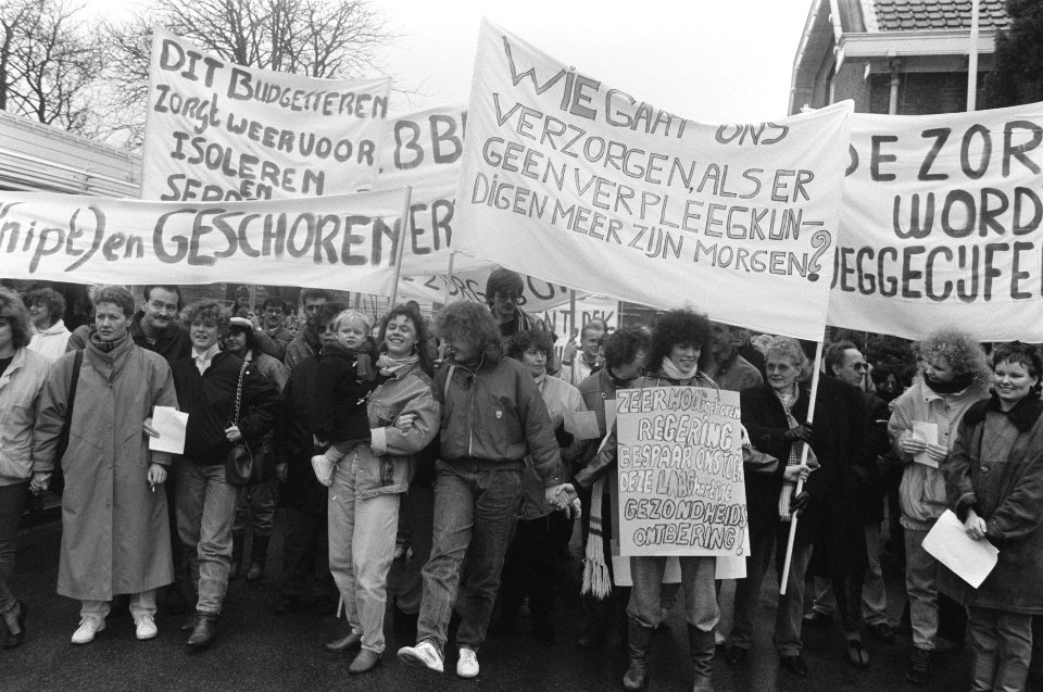 Werknemers Deltaziekenhuis Poortugaal trekken in demonstratieve tocht naar prote, Bestanddeelnr 933-9066