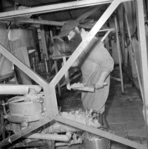 Werknemer van de citrussapfabriek Assis aan de weg van Tel Aviv naar Haifa aan h, Bestanddeelnr 255-1255