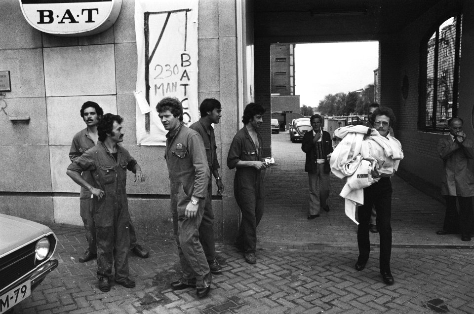 Werknemers bij de poort met spandoeken, Bestanddeelnr 930-4127