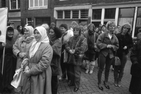 Werknemers Amsterdamse Gemeentelijke Schoonmakdienst WS demonstreren bij stadhui, Bestanddeelnr 933-8873