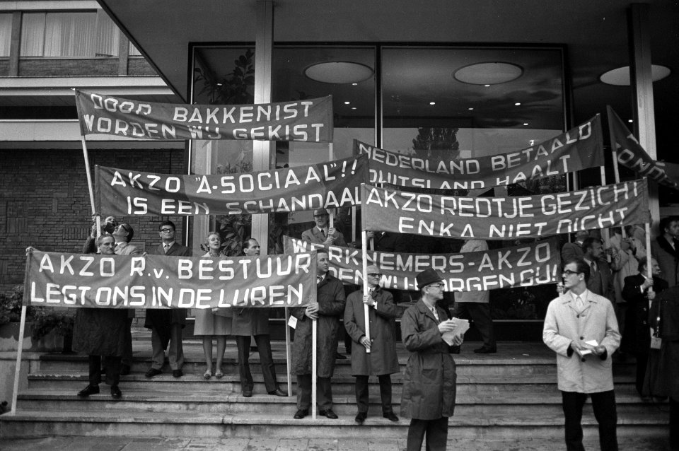 Werknemers van AKZO (Enka) demonstreren buiten het Hilton tegen de voorgenomen s, Bestanddeelnr 925-5909