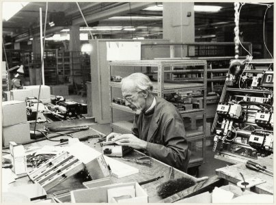 Werknemer bij 'Telemecanique', een bedrijf van schakel- en regelsystemen. NL-HlmNHA 54012386