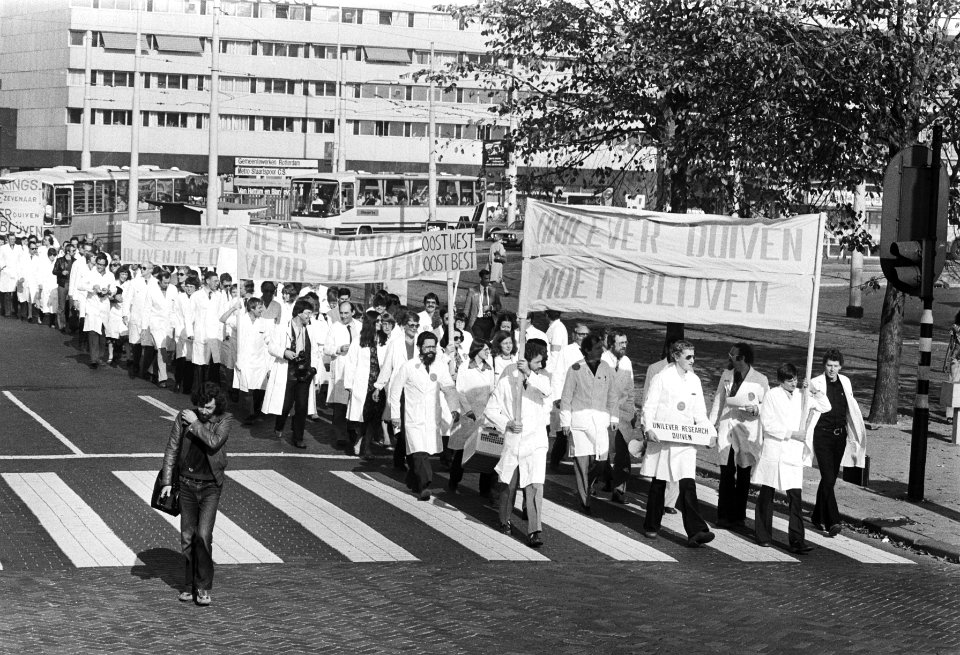 Werknemers Unilever-Researchlab uit Duiven demonstreren voor kantoor Unilever i, Bestanddeelnr 929-9454