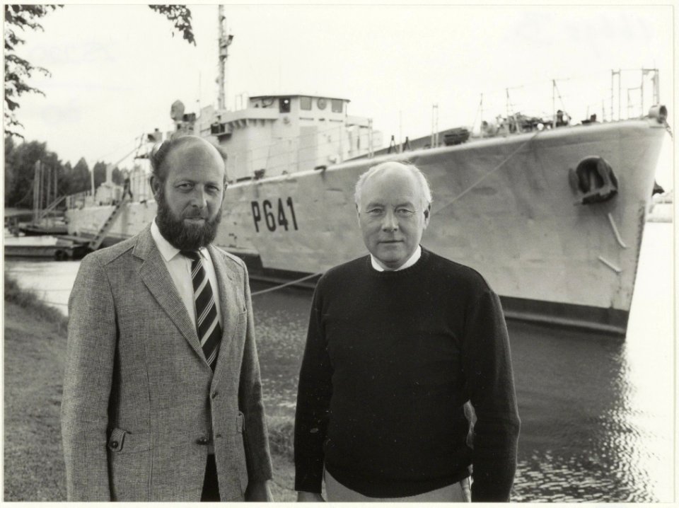 Welpenleider Hoefman(l) en vlootschipper Bart, betrokken bij Zeeverkennersgroep Prins Willem, voor het marineschip Le Fougeux. NL-HlmNHA 54002633 2