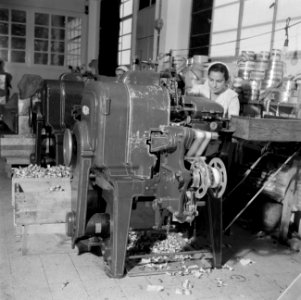 Werkneemster van de Elite chocoladefabriek werkend aan (vermoedelijk) een toffee, Bestanddeelnr 255-0207