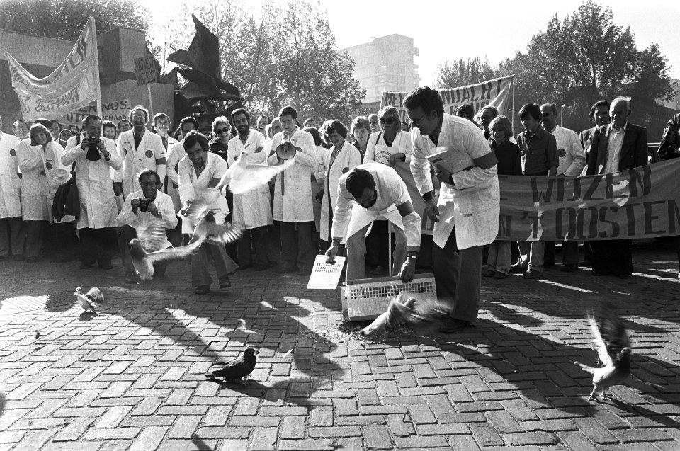 Werknemers Unilever-Researchlab uit Duiven demonstreren voor kantoor Unilever i, Bestanddeelnr 929-9453
