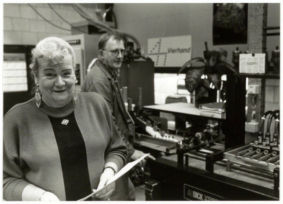 Werkneemster Henny van der Veldt die 25 jaar bij reclamebedrijf de Vierhand werkt is uitgegroeid tot moeder van het bedrijf. NL-HlmNHA 54036530