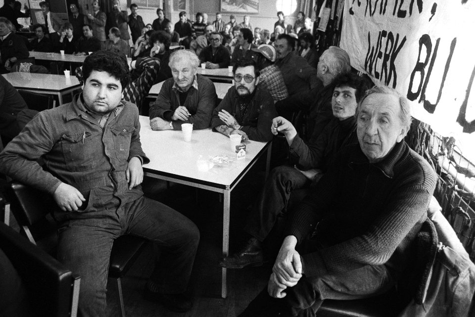 Werknemers in de kantine tijdens een vergadering, Bestanddeelnr 932-5362