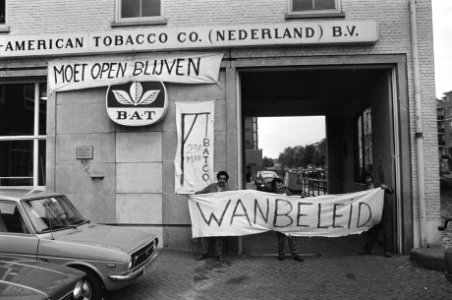 Werknemers bij de poort met spandoeken, oa Moet open blijven en Wanbeleid, Bestanddeelnr 930-4128
