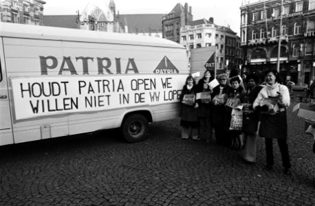 Werkneemsters bij bestelwagen met dozen biscuits, Bestanddeelnr 929-9884