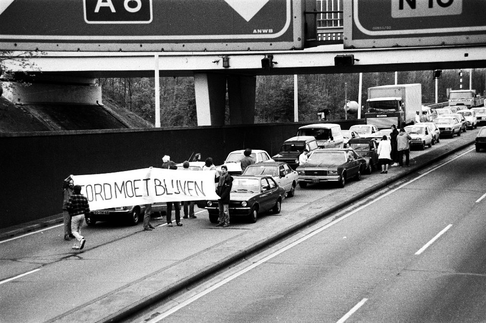Werknemers van A'damse Ford-fabriek tijdens ochtenspitsuur enige tijd Coentunnel blokkeerd i.v.m. sluiting Ford-fabriek, Bestanddeelnr 931-4540