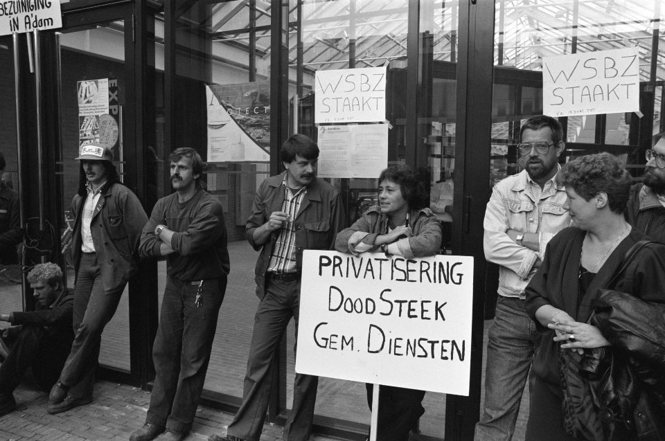 Werknemers openbare werken blokkeren ingang stadhuis uit solidariteit met WSBZ, Bestanddeelnr 934-2692