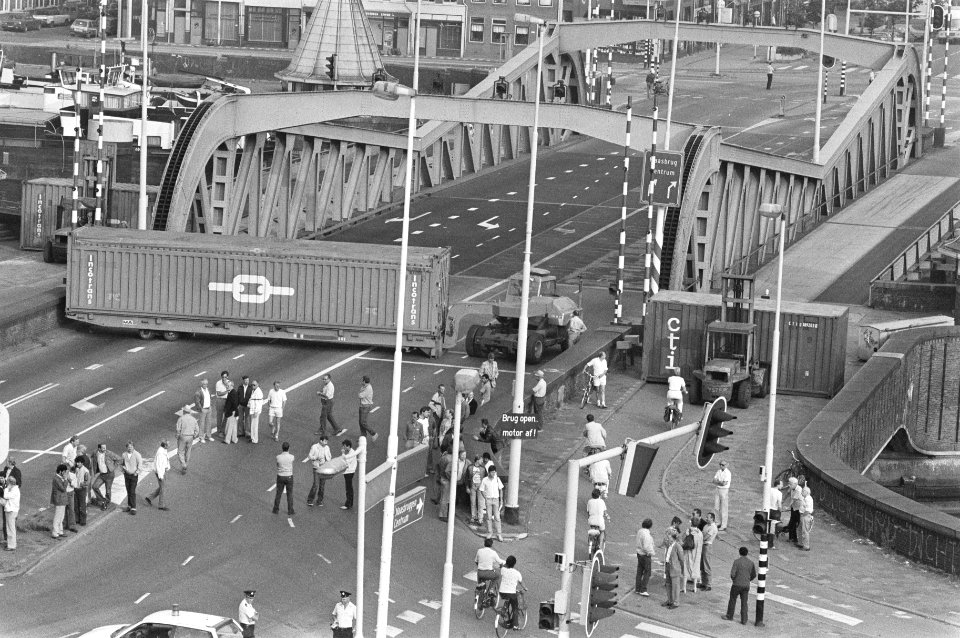 Werknemers Stukgoedbedrijf Rdam Terminal blokkeren Koningsbrug in Rdam uit prote, Bestanddeelnr 933-0523