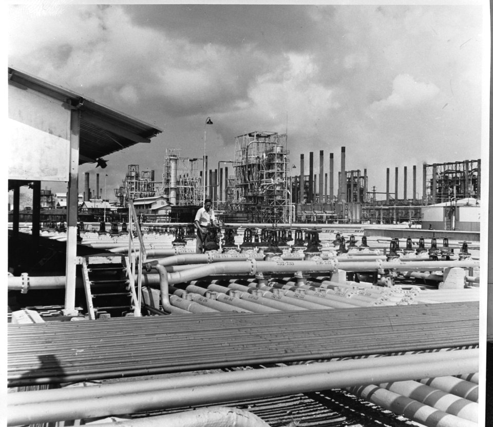 Werkman bij de Koninklijke Nederlandsche Petroleum Maatschappij bezig met het aa, Bestanddeelnr 935-1217