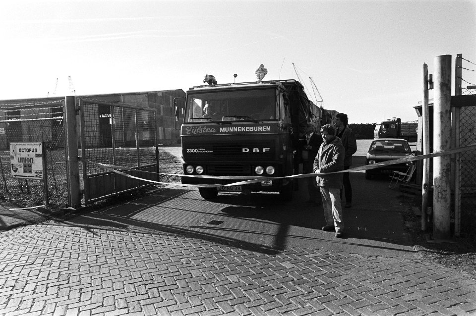 Werknemers papierfabriek Van Gelder in Velsen bewaken poort om uitgaande goederenstroom te kunnen controleren, Bestanddeelnr 931-4343
