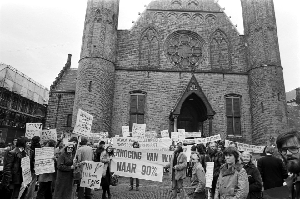 Werklozencomites demonstreren op Binnenhof demonstranten Binnenhof, Bestanddeelnr 927-7638