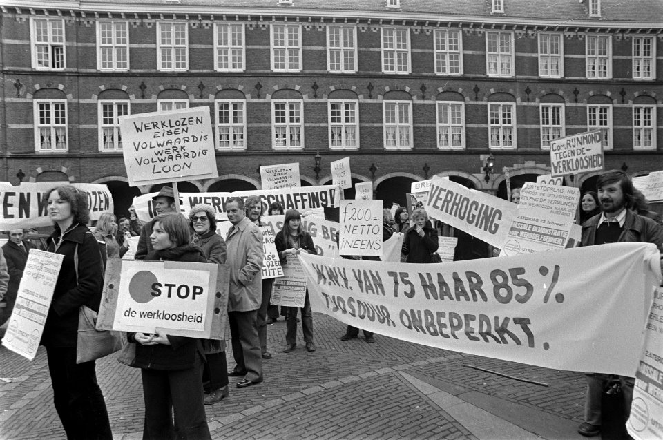 Werklozencomites demonstreren op Binnenhof demonstranten Binnenhof, Bestanddeelnr 927-7635