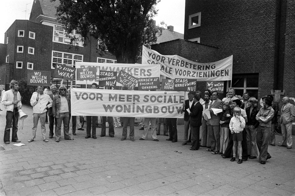 Werkloze bouwvakkers demonstreren in Amsterdam demonstranten bij vertrek van M, Bestanddeelnr 927-2817