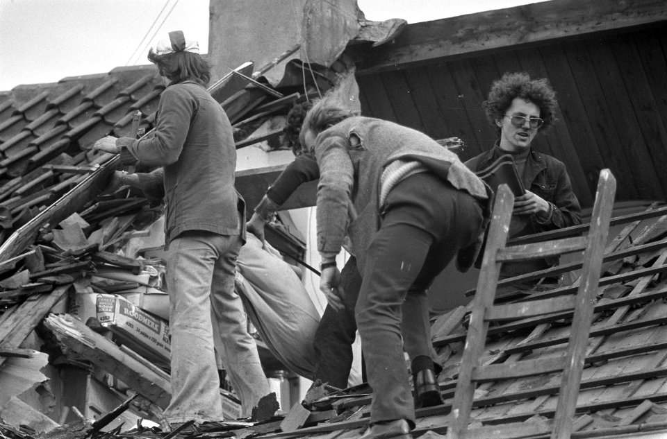 Werklieden zijn bezig op het beschadigd dak van een woning, Bestanddeelnr 926-9320