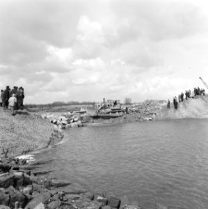 Werkzaamheden, water, arbeiders, draglines, bulldozers, Bestanddeelnr 253-7580