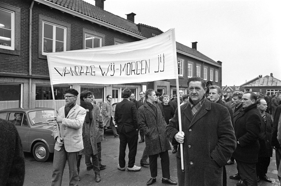 Werklozenmars in Hoogeveen, de werklozen met leuzen, Vandaag wij, Morgen jij, Bestanddeelnr 919-9803