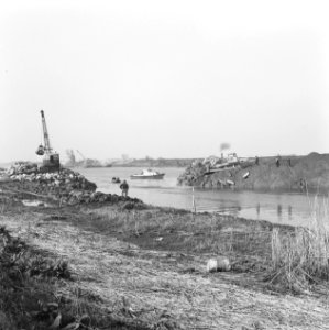 Werkzaamheden, water, draglines, keien, boten, arbeiders, bulldozers, Bestanddeelnr 253-7646