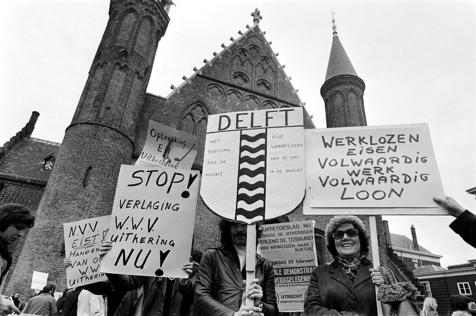Werklozencomites demonstreren op Binnenhof demonstranten Binnenhof, Bestanddeelnr 927-7637