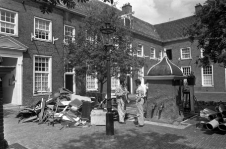 Werklieden bezig tijdens sloop, voorafgaand aan de restauratie van het Karthuize, Bestanddeelnr 925-7036