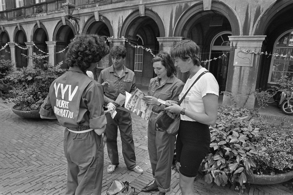 Werklozen werken voor de VVV in Den Haag enkele in VVV-overall gestoken we, Bestanddeelnr 933-0066