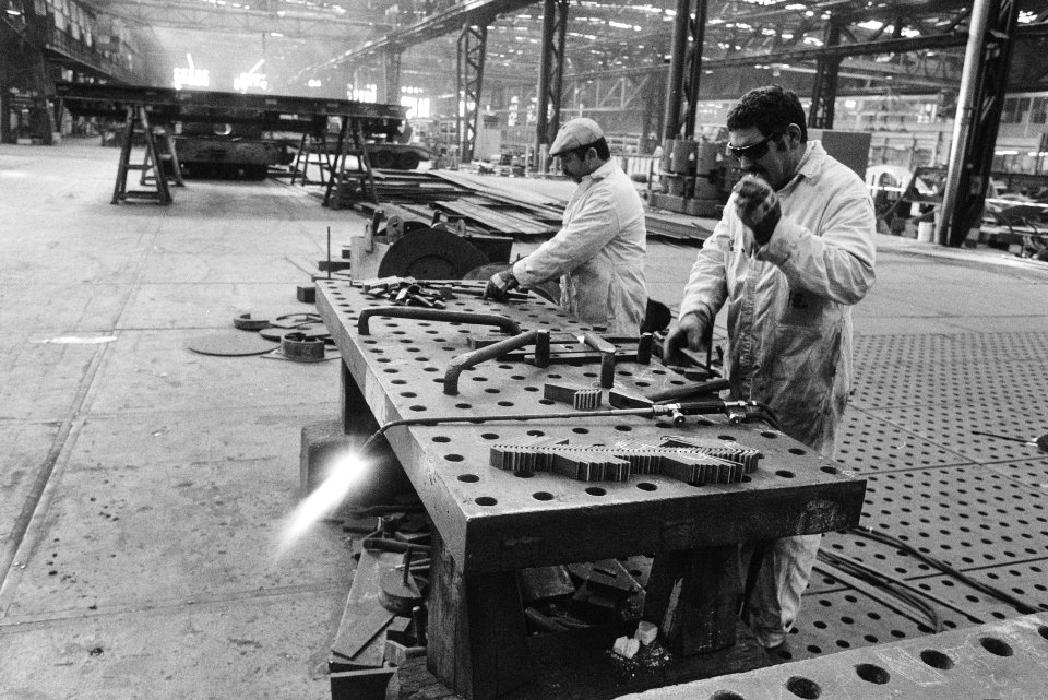 Werknemers aan het werk in de montagehal, Bestanddeelnr 932-5450