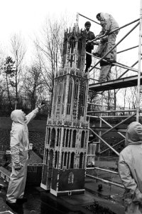 Werklieden plaatsen het bovenstuk op de toren, Bestanddeelnr 932-5411