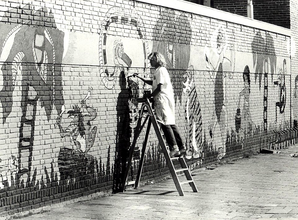 Werkloze onderwijzers en onderwijzeressen, beschilderden het schoolplein van de Bavoschool aan de Eemstraat. Aangekocht in 1982 van United Photos de Boer bv. - Negatiefnummer 21180 k 25. - G, NL-HlmNHA 54012363