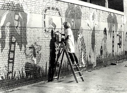 Werkloze onderwijzers en onderwijzeressen, beschilderden het schoolplein van de Bavoschool aan de Eemstraat. Aangekocht in 1982 van United Photos de Boer bv. - Negatiefnummer 21180 k 25. - G, NL-HlmNHA 54012363