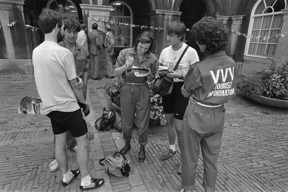 Werklozen werken voor de VVV in Den Haag enkele in VVV-overall gestoken we, Bestanddeelnr 933-0067