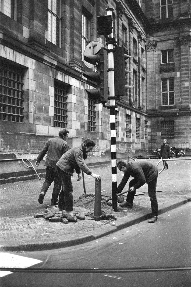 Werklieden plaatsen paaltjes rond Paleis Dam , Amsterdam plaatsen paaltjes, Bestanddeelnr 925-2788