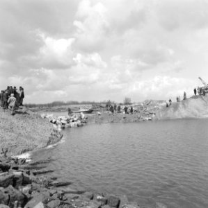 Werkzaamheden, water, arbeiders, draglines, bulldozers, Bestanddeelnr 253-7582