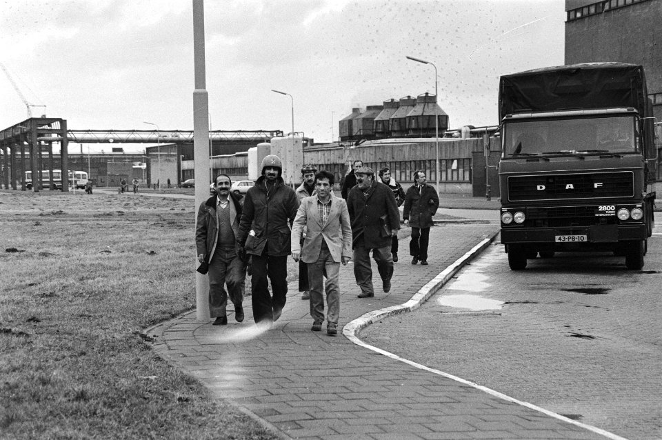Werknemers van Enka verlaten de fabriek, Bestanddeelnr 931-2713