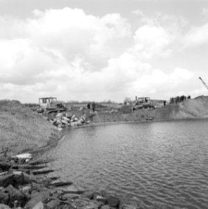Werkzaamheden, water, arbeiders, draglines, bulldozers, Bestanddeelnr 253-7583