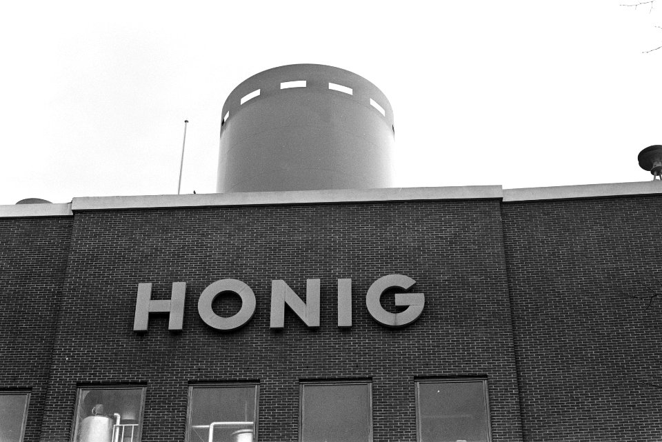 Werknemers van Honig in Koog aan de Zaan staken voor 1% duurtetoeslag en werktij, Bestanddeelnr 923-0873