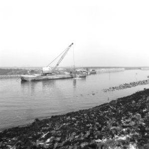 Werkzaamheden, water, boten, draglines, Bestanddeelnr 253-7564