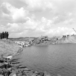 Werkzaamheden, water, arbeiders, draglines, bulldozers, Bestanddeelnr 253-7581