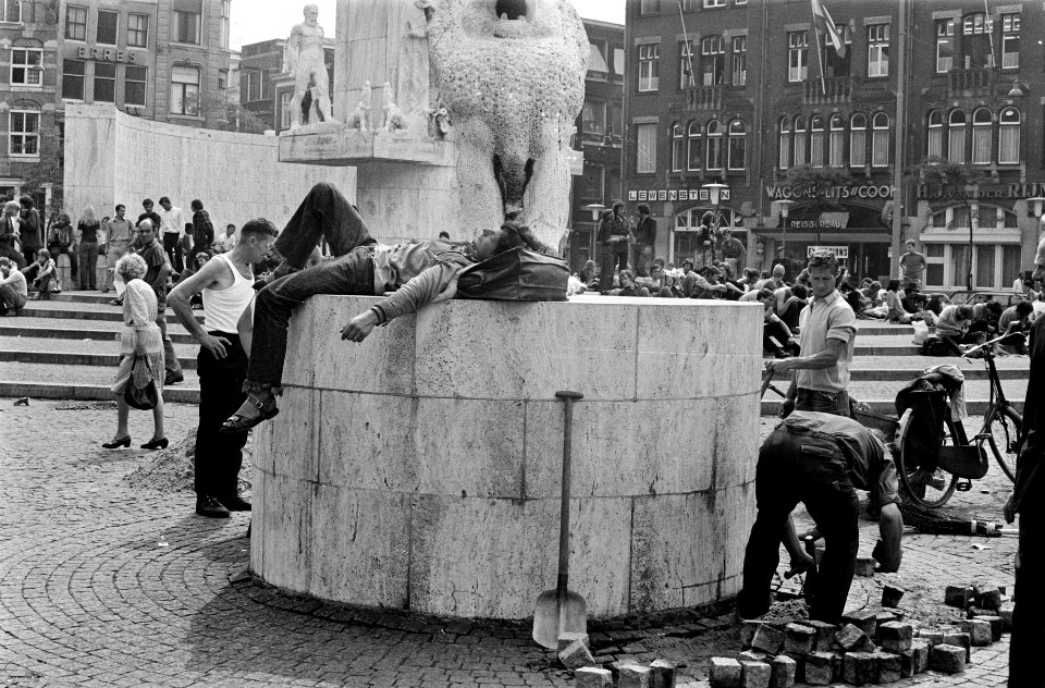 Werklieden vernieuwen stenen, een jongen blijft liggen, Bestanddeelnr 922-6837
