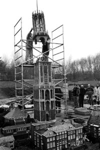 Werklieden plaatsen het bovenstuk op de toren, Bestanddeelnr 932-5410