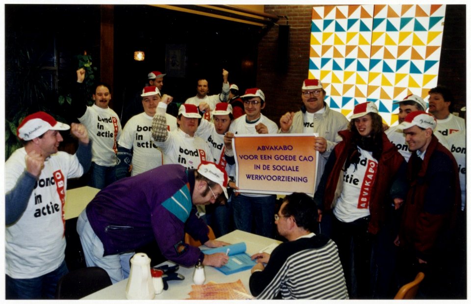 Werknemers van de sociale werkplaats Paswerk vertrekken naar Utrecht om actie te voeren voor een betere CAO. NL-HlmNHA 54036073