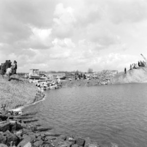 Werkzaamheden, water, arbeiders, draglines, bulldozers, Bestanddeelnr 253-7579