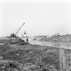 Werkzaamheden, water, draglines, keien, boten, arbeiders, bulldozers, Bestanddeelnr 253-7645