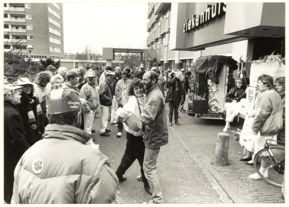 Werkonderbreking bij het St. Joannes de Deo-ziekenhuis i.v.m. looneisen. NL-HlmNHA 54023583