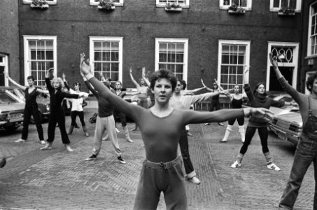 Werkgroep Kleine Dansgroepen afdeling Amsterdam biedt petitie aan aan wethouder , Bestanddeelnr 929-8893