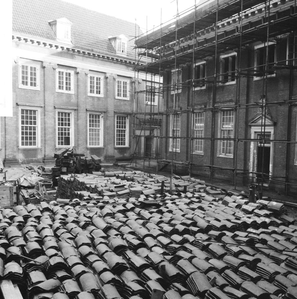 Werkzaamheden aan Amsterdams Historisch Museum (voormalig Burgerweeshuis) dakpan, Bestanddeelnr 918-6370