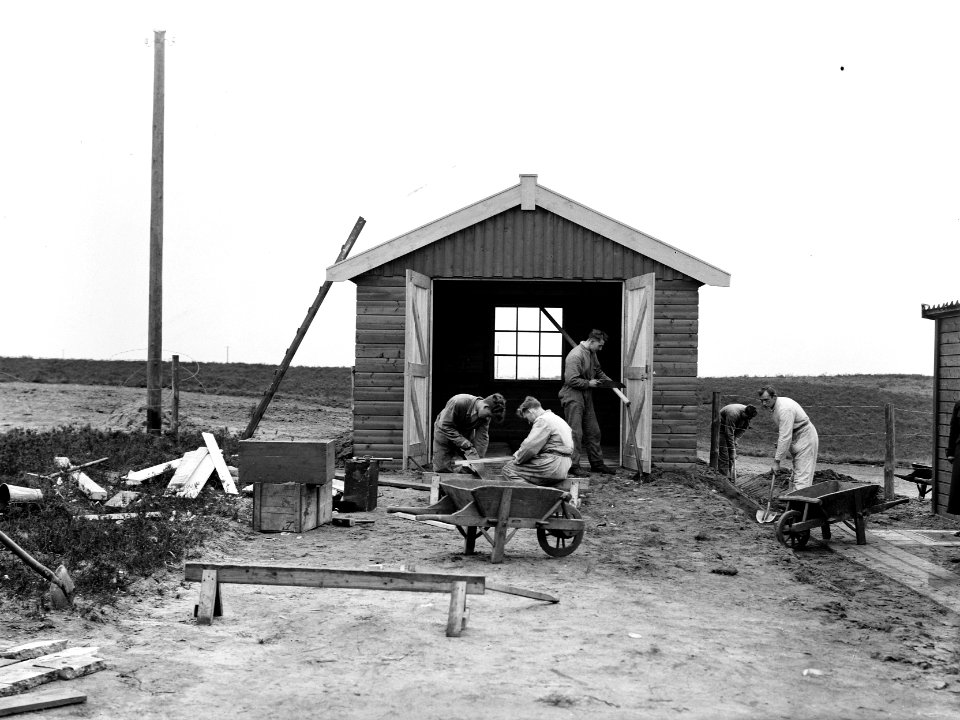 Werkkampen, mensen, bouwen, garages, t wijde veld, Bestanddeelnr 162-1355